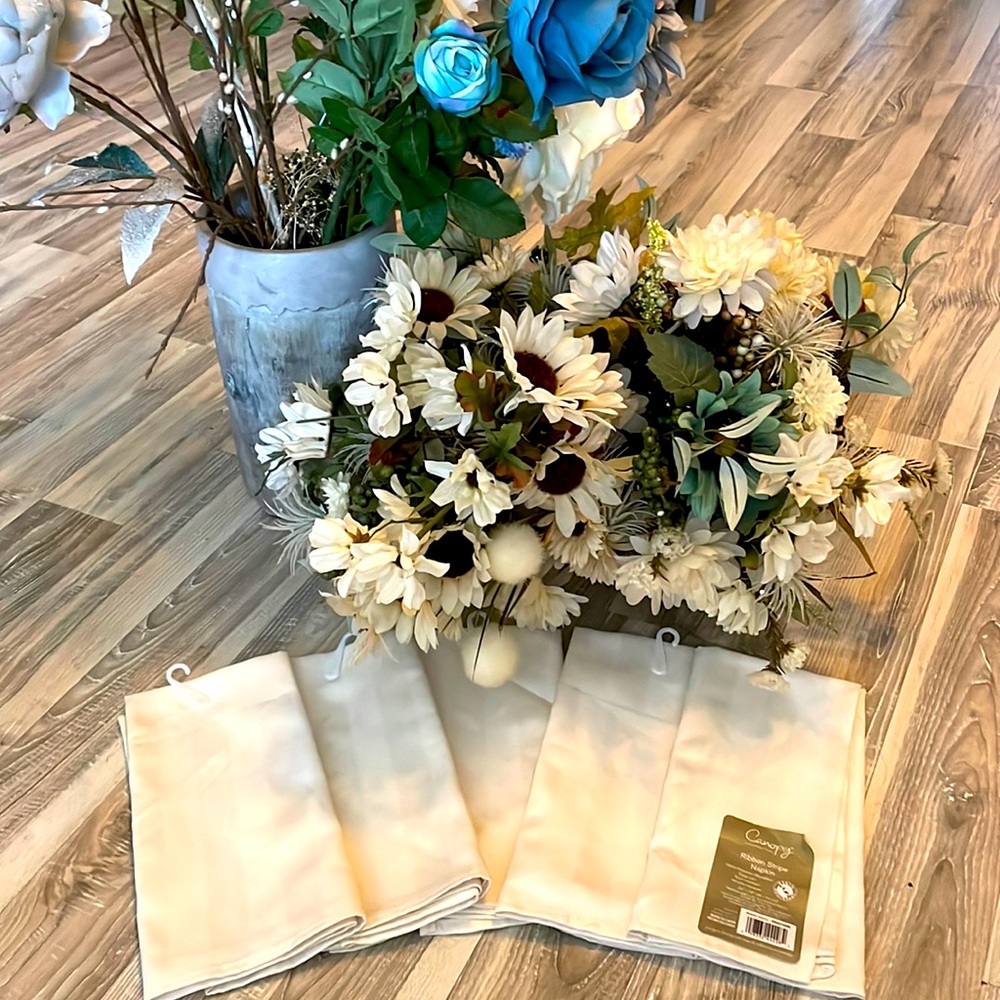 NWT Ivory Cloth Dinner Napkins